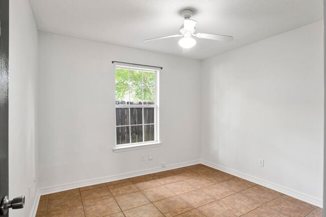 Building Photo - 3 Bedroom Scenic Heights Home