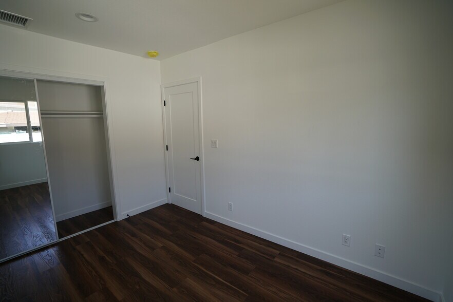 Building Photo - 4466 Sherman Oaks Cir