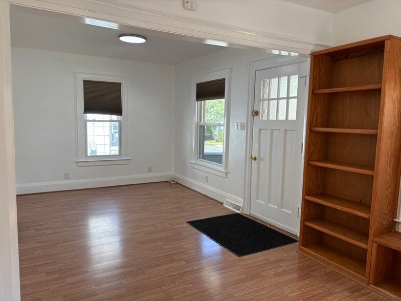 Building Photo - 117 N Toll St