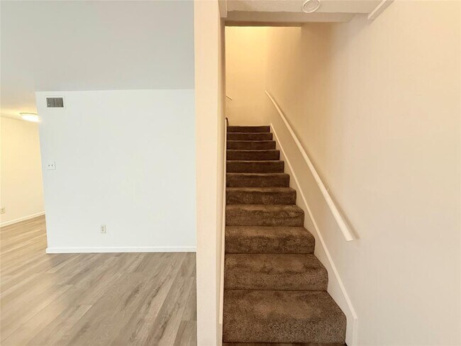 Building Photo - 2124 Burton Dr