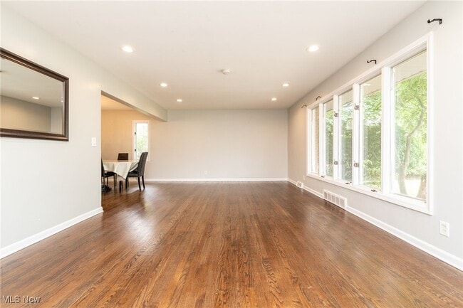 Building Photo - 25035 Penshurst Dr