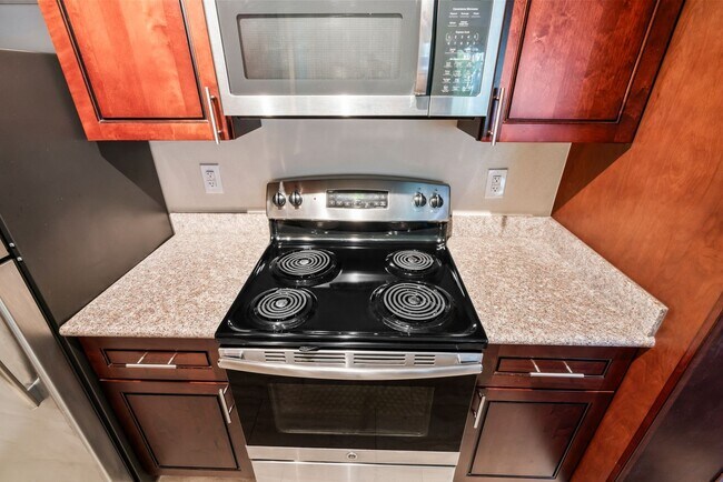 Building Photo - Top Floor 1Bd/1Ba Condo Community with Ten...