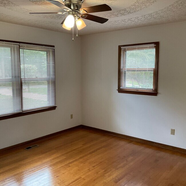 Building Photo - 3892 English Oak Dr