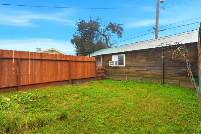 Building Photo - 910 Kaweah St