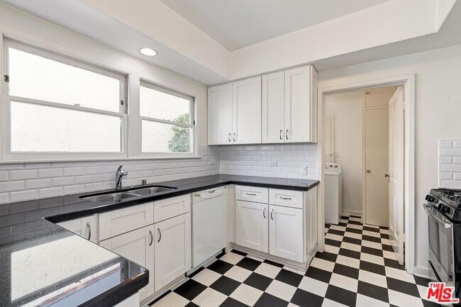 Building Photo - 441 1/2 S Palm Dr