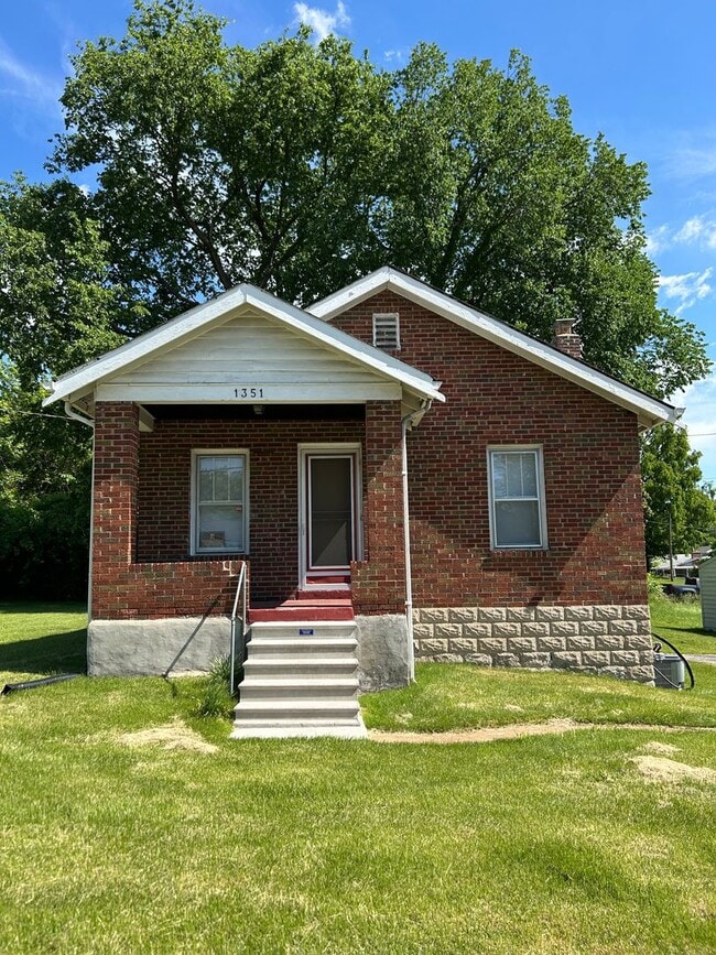 Primary Photo - Charming 2-Bedroom Home with Spacious Yard...