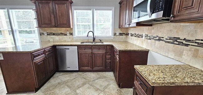 Building Photo - 1752 Parkhill Dr