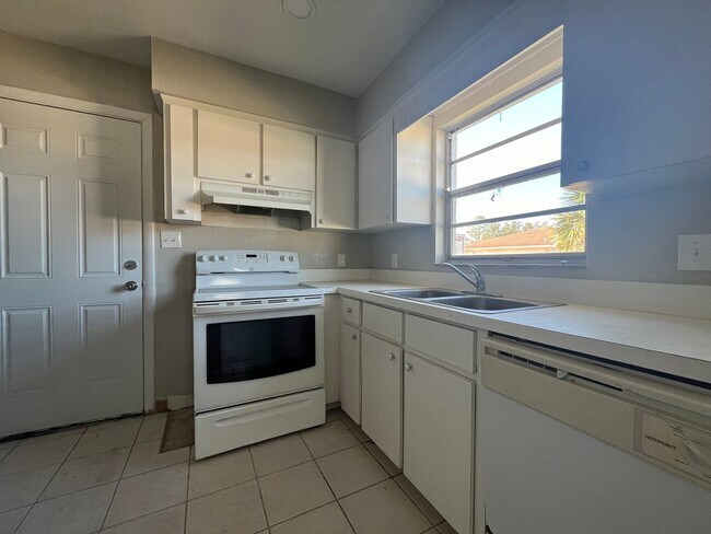 Building Photo - 2 bed/ 1 bath duplex