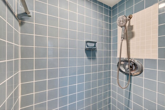 Building Photo - Fully Renovated Canal-Front Home on the Harris Chain of Lakes!