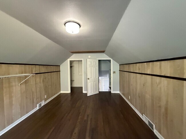 Building Photo - Spacious South Hill Home