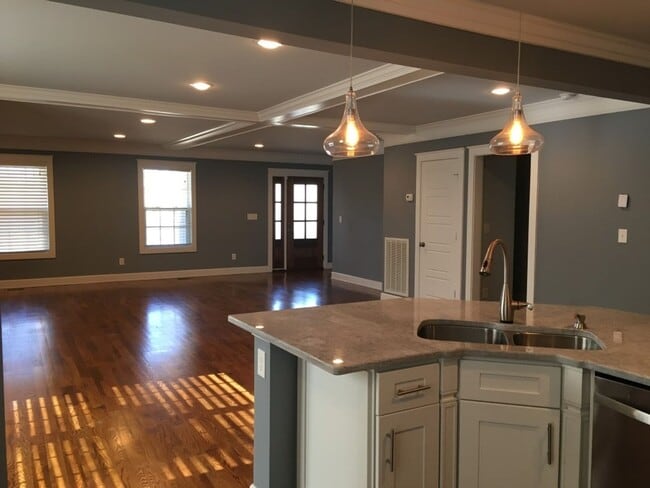 Building Photo - East Nashville Beauty