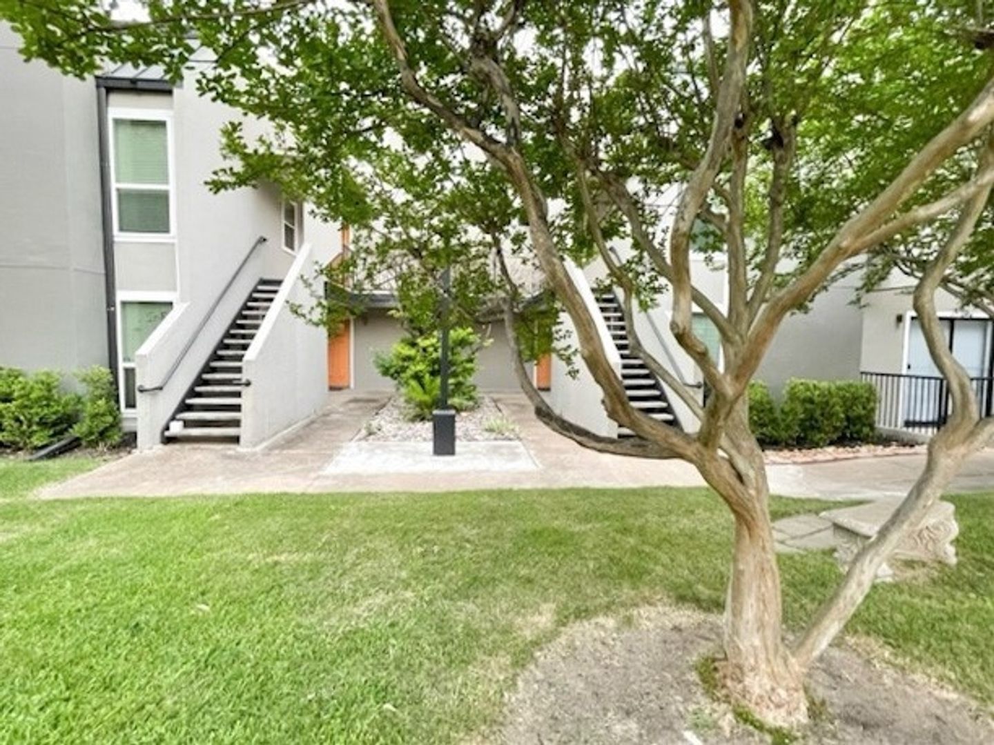 Building Photo - 935 La Posada Dr
