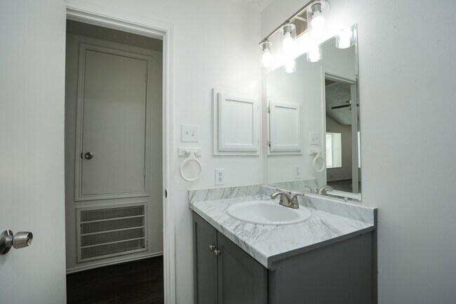 Building Photo - 19938 Laurel Trail Dr