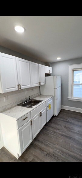 Building Photo - 95 New Canaan Ave