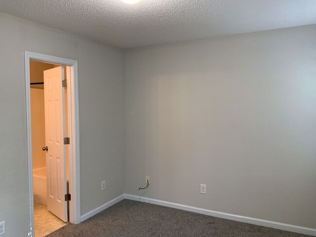 Building Photo - 2 Bedroom 2.5 Bathroom Townhome located in the The Gables!