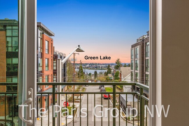 Building Photo - Phinney Ridge Condo with Den & Green Lake/...