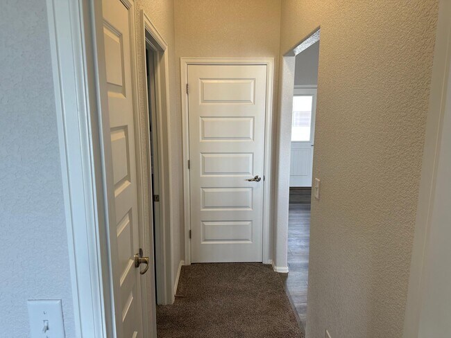Building Photo - 1343 N Dailey Dr