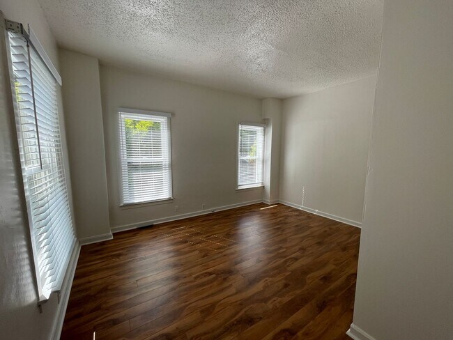 Building Photo - 4br/2ba house with fenced yard with detached garage