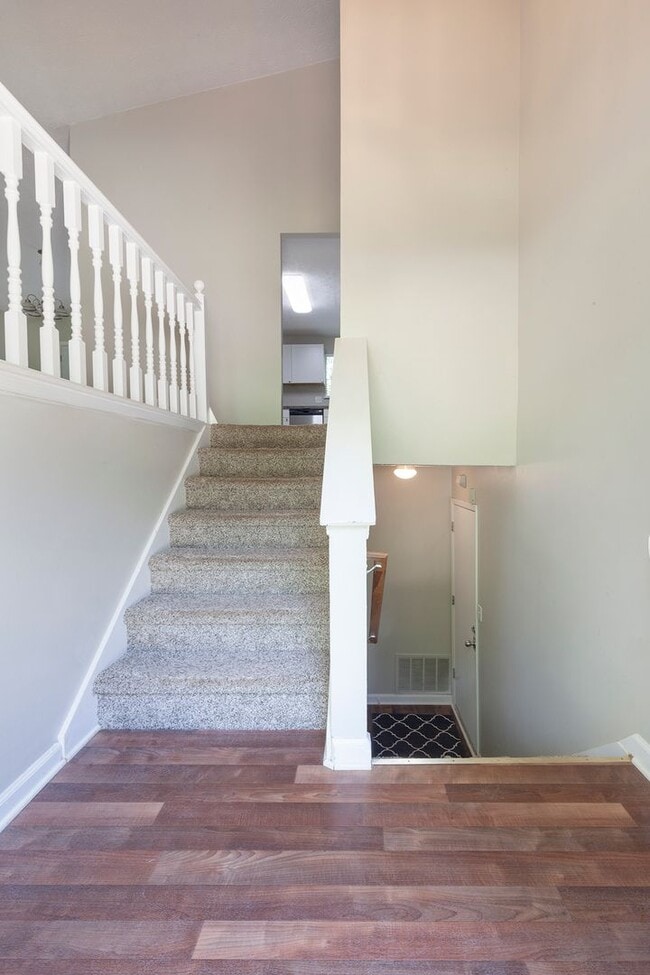 Building Photo - Spacious 3/2.5 Split Level w/ Large Bonus Room and Private Backyard!