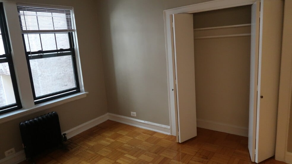 Building Photo - 1209 W Sherwin Ave