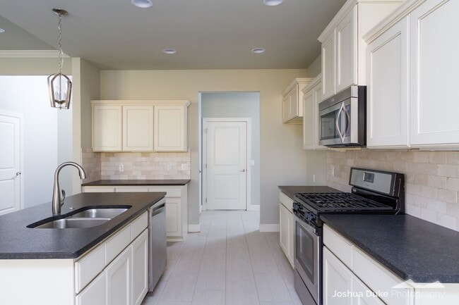 Building Photo - 3 bedroom 2 bath modern style home minutes...