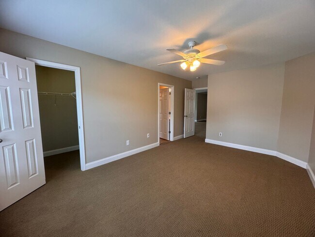 Building Photo - Stunning 5 Bedroom 4 Bath Home with 3 Car ...