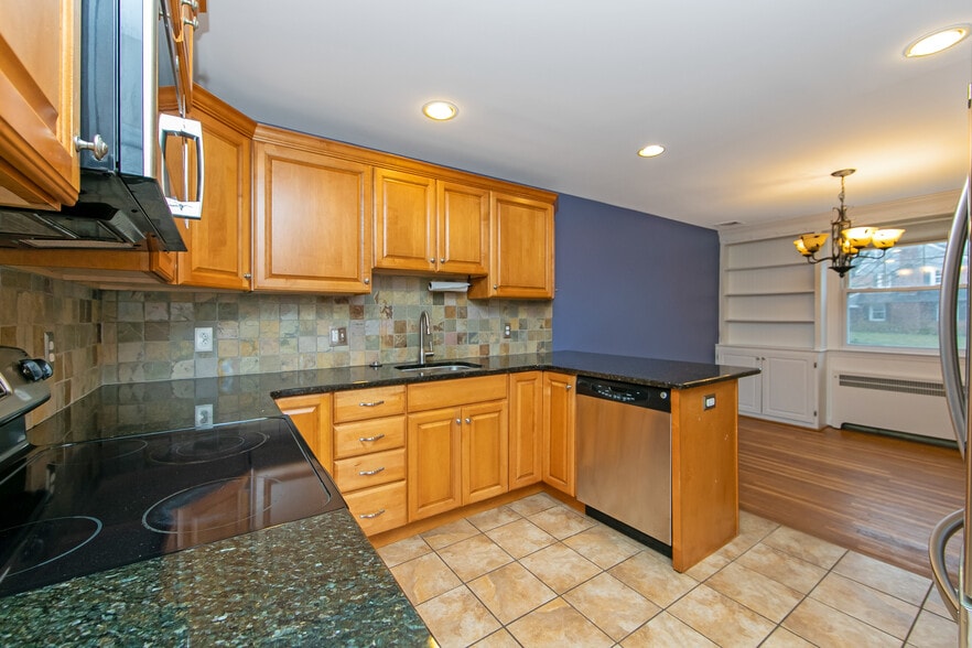 Building Photo - 204 Greenbriar Ln