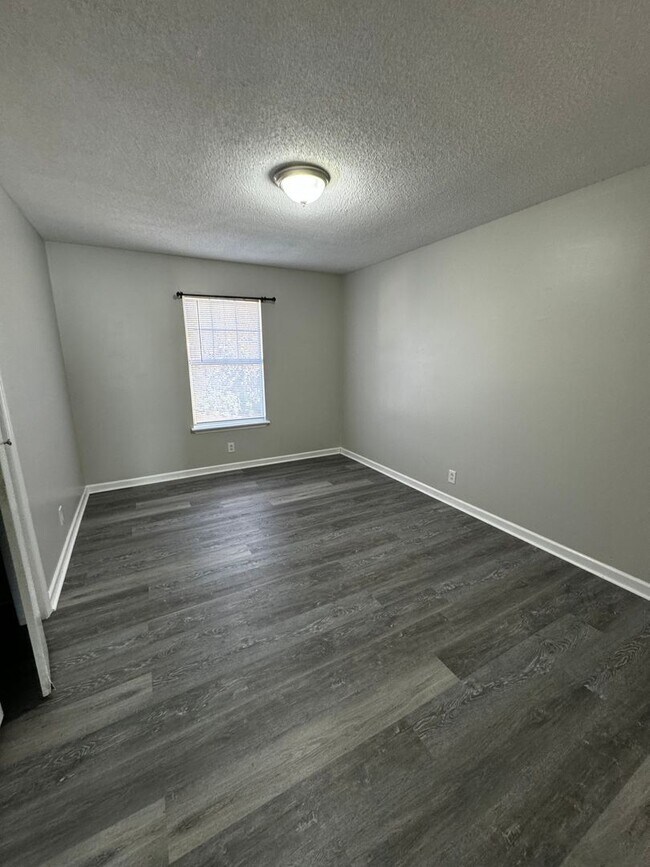 Building Photo - 2 Bed/1 Bath Great Hermitage Location – Spacious Home with Easy Nashville Commute