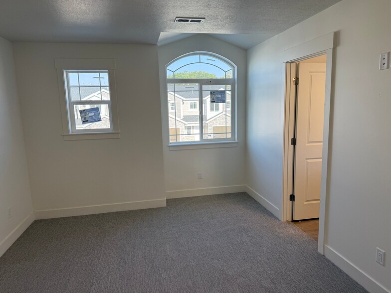 Building Photo - 2070 N 325 E