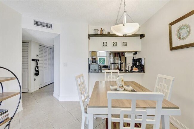 Building Photo - 9949 Twin Lakes Dr