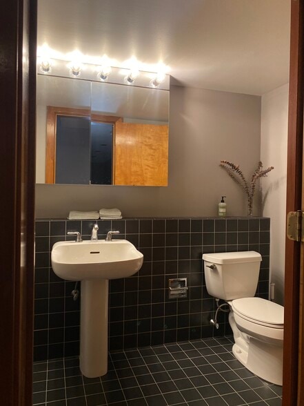 Building Photo - 900 Hickory St