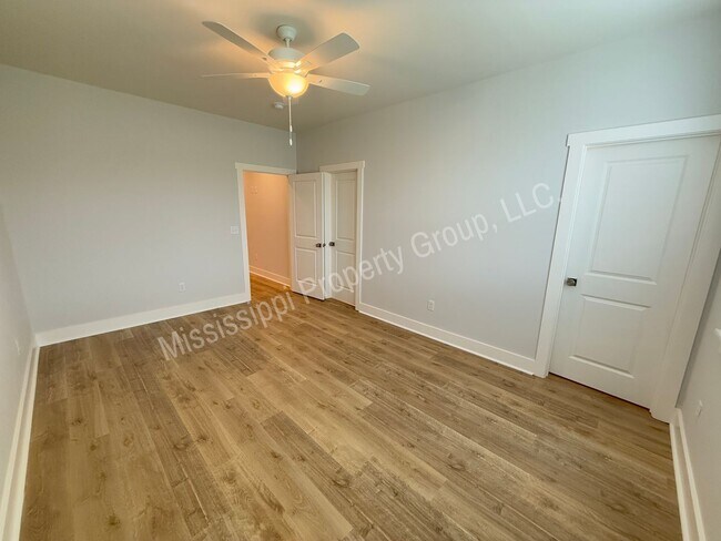 Building Photo - 703 Miramar Ln