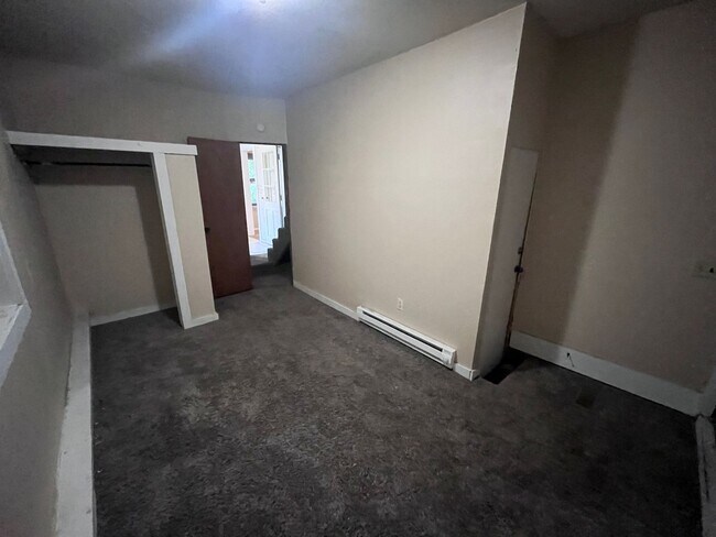 Building Photo - 4 Bedroom 2 Bath on Campus