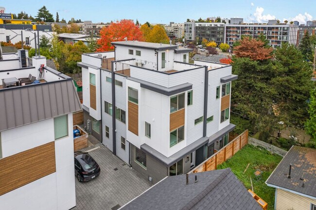 Building Photo - 823 NE 70th St