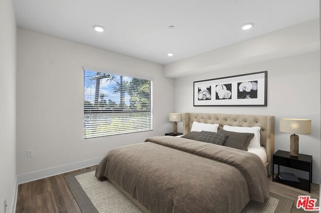 Building Photo - 5030 Rosewood Ave