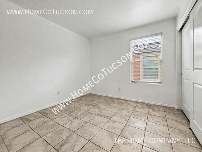 Building Photo - 955 W Calle Ronda