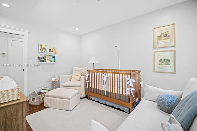 Building Photo - 300 Manor Pl