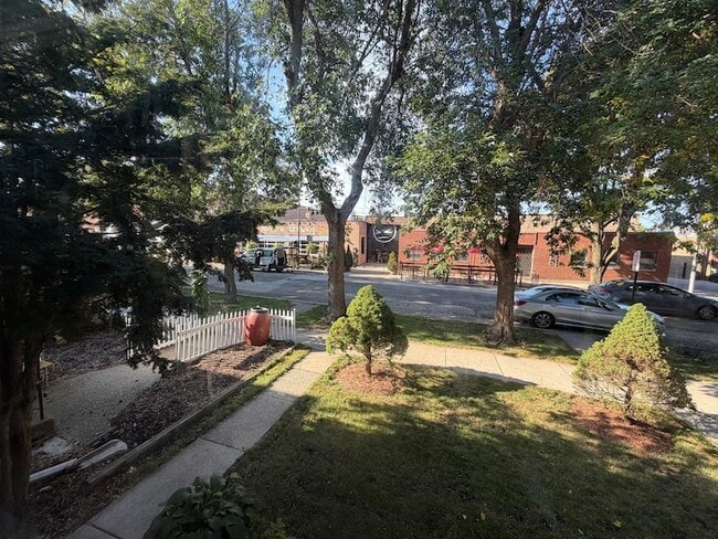 Building Photo - 2023 W Balmoral Ave