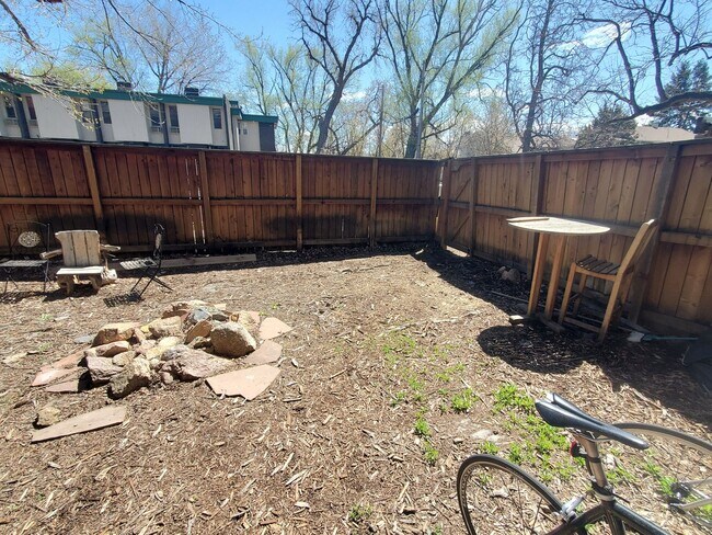 Building Photo - Large and Spacious One Bedroom Available i...