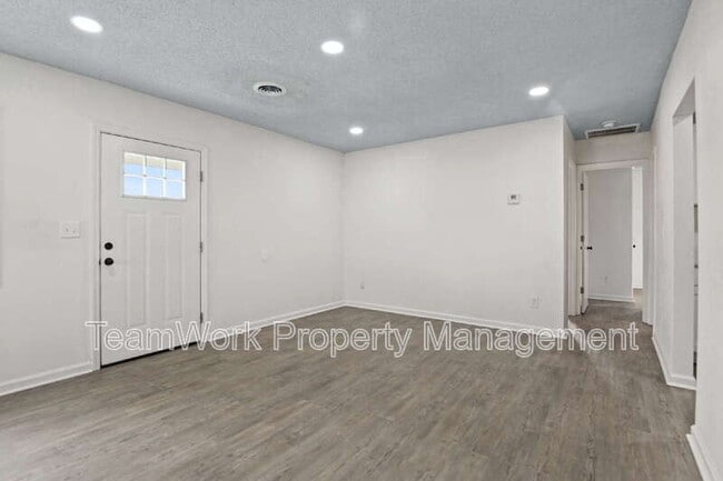 Building Photo - 3027 Azalea Dr