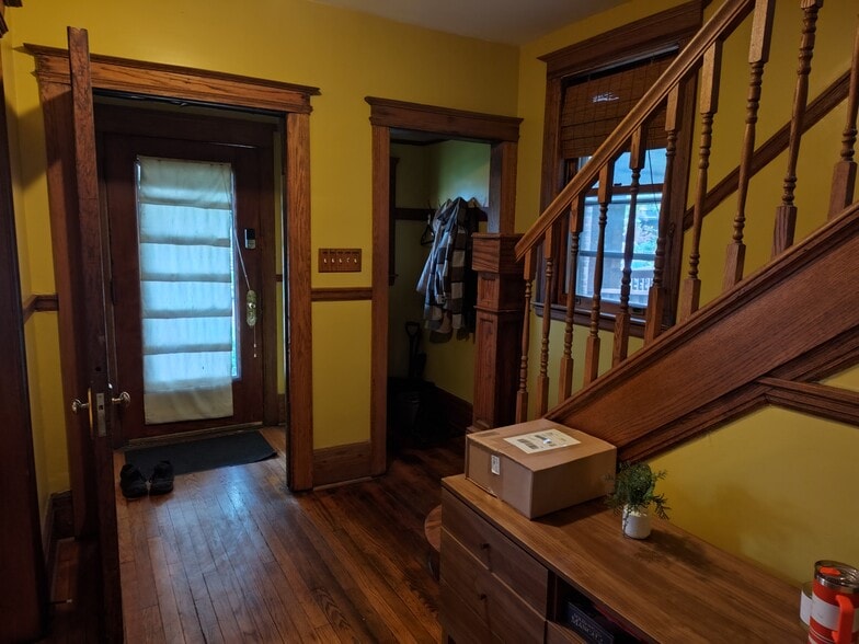 entry and mudroom - 3918 Commonwealth St