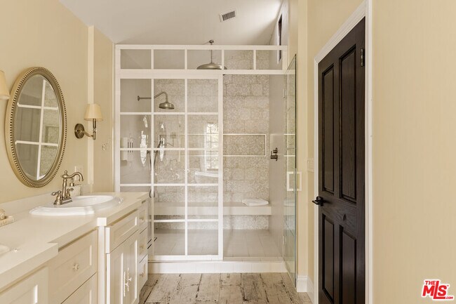 Building Photo - 1110 N Beverly Glen Blvd