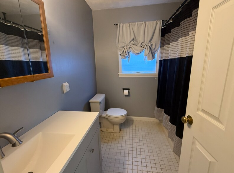 Building Photo - 185 Manville Hill Rd