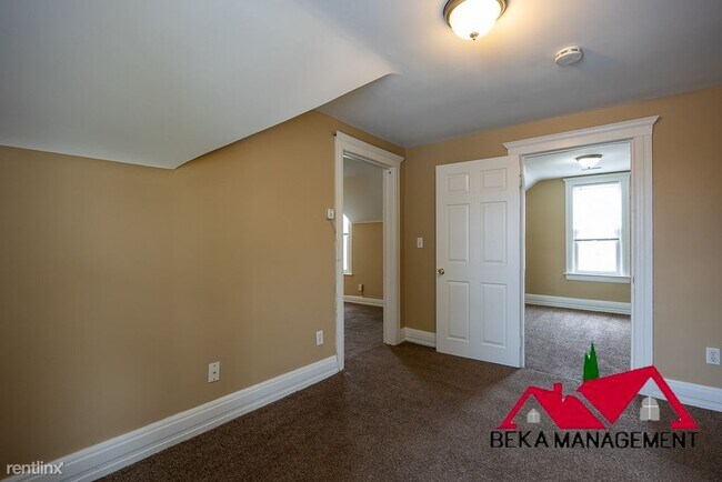 Building Photo - 2 br, 1 bath Triplex - 19336 Martin Rd Apt 3