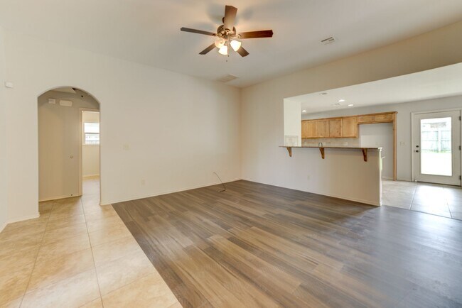 Building Photo - 3 Bed | Bath in Broken Arrow!