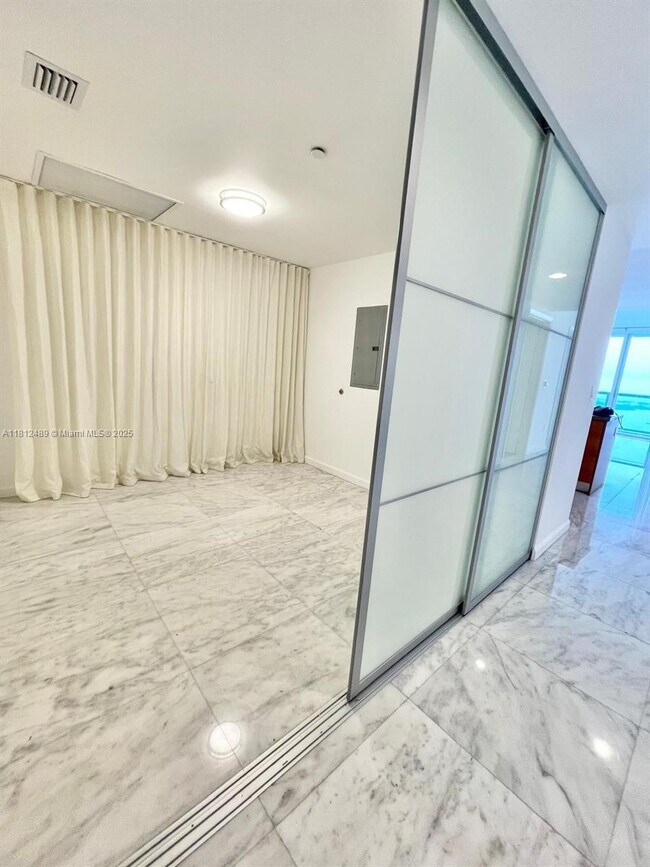 Building Photo - 475 Brickell Ave