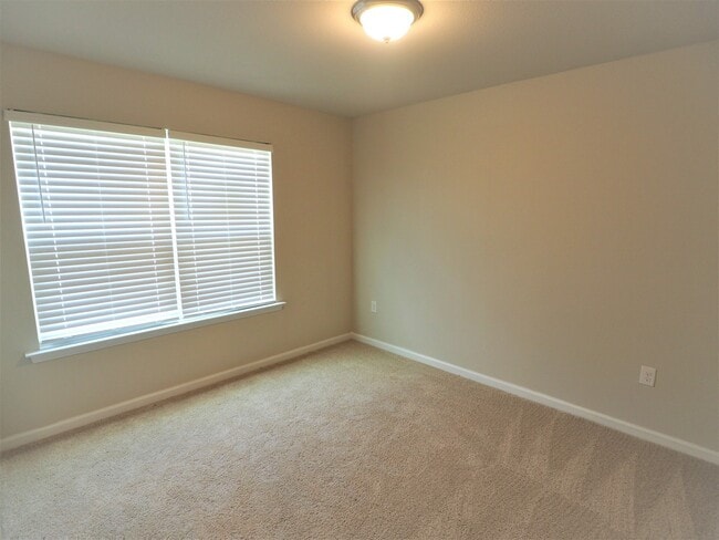 Building Photo - 4 Bedroom home with community pool!
