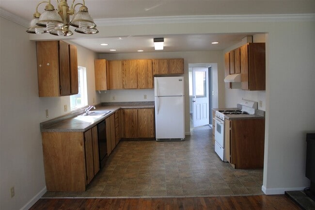Building Photo - 3 Bedroom, 1.5 Bathroom House! Available now!