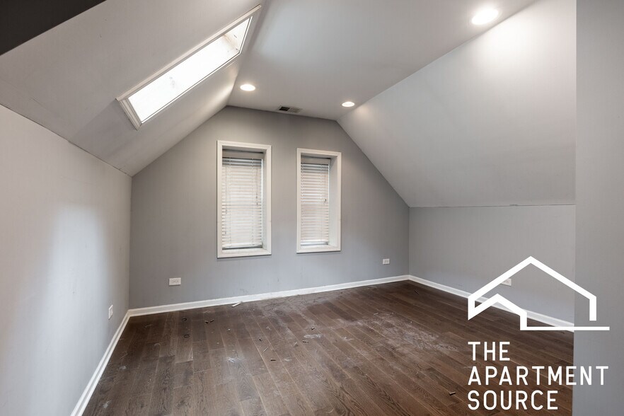 Building Photo - 1530 N Greenview Ave