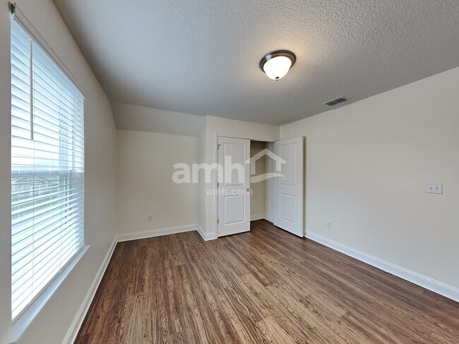 Building Photo - 887 Sunny Stroll Dr